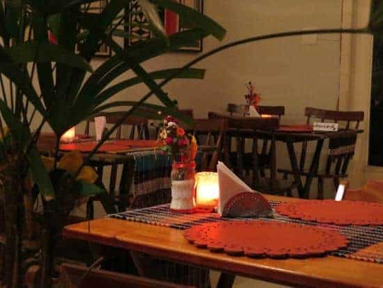 decoracao simples de restaurante com mesas de madeira