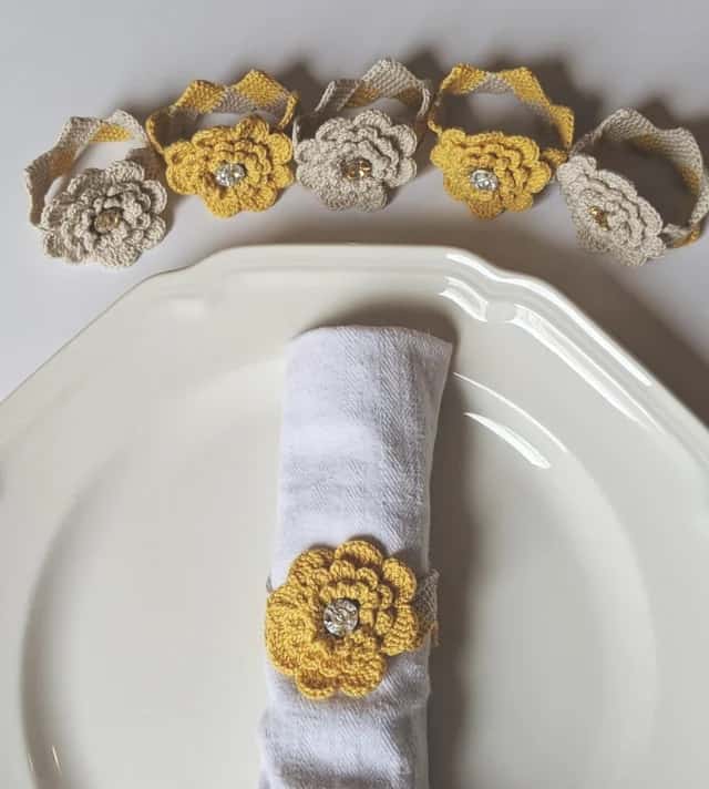modelo de porta guardanapo de flor em croche