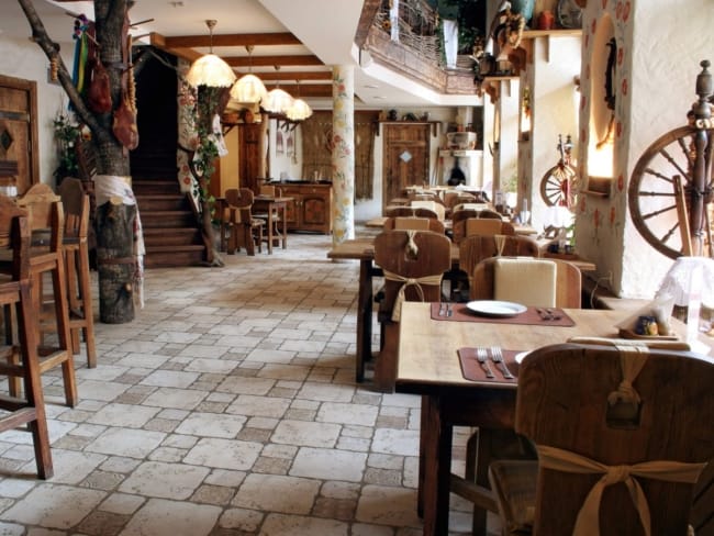 restaurante rustico com mesas e cadeiras de madeira
