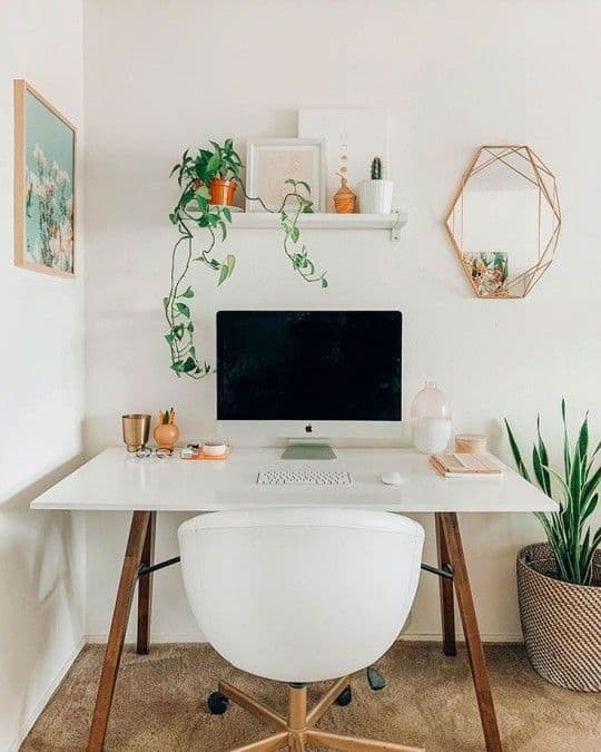 home office Tumblr com escrivaninha branca