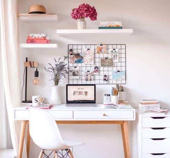 escrivaninha branca com gavetas em decoracao Tumblr