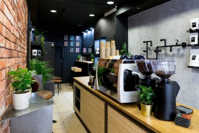 cafeteria pequena e moderna com parede preta