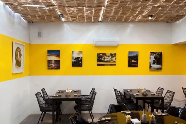 restaurante com decoracao moderna e quadros na parede