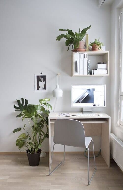 decoracao home office com escrivaninha simples e plantas