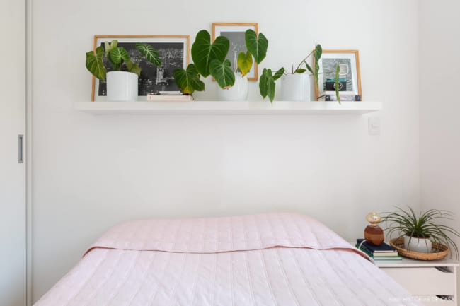 quarto simples com prateleira de plantas