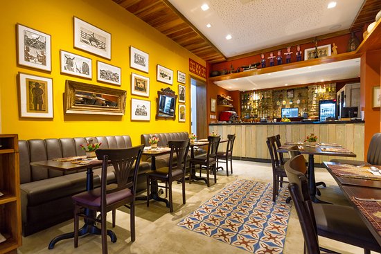 restaurante pequeno com parede amarela