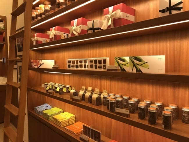 loja de chocolates com prateleiras modernas de madeira