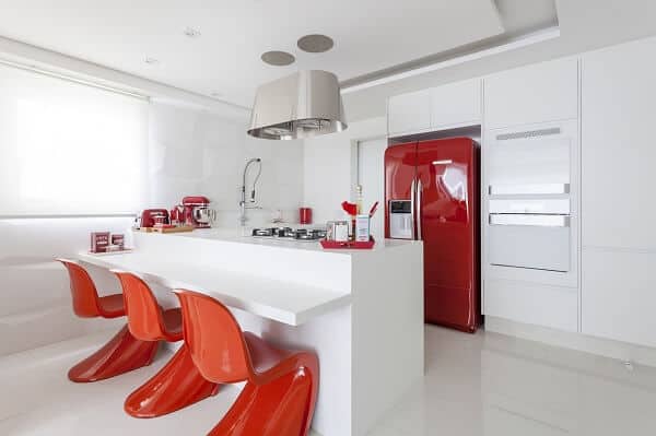 cozinha branca com detalhes em vermelho