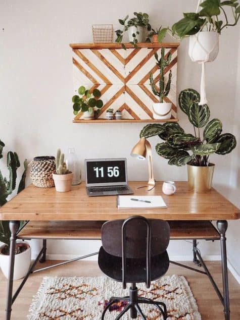 home office tumblr com plantas e escrivaninha de madeira