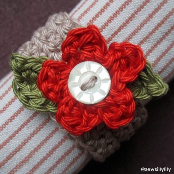 modelo de porta guardanapo com flor de croche