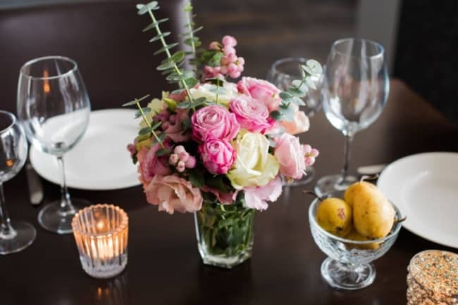 centro de mesa com flores pequeno com rosas