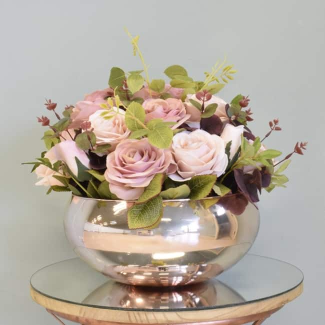 centro de mesa com flores rosas