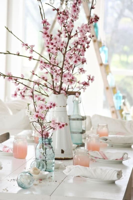centro de mesa com flores vasos