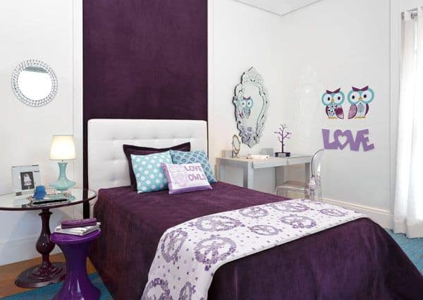 quarto decorado em violeta e azul claro