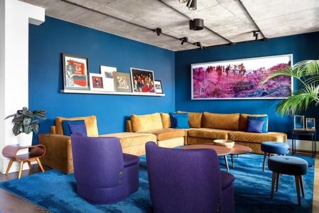 sala colorida com cor violeta e azul