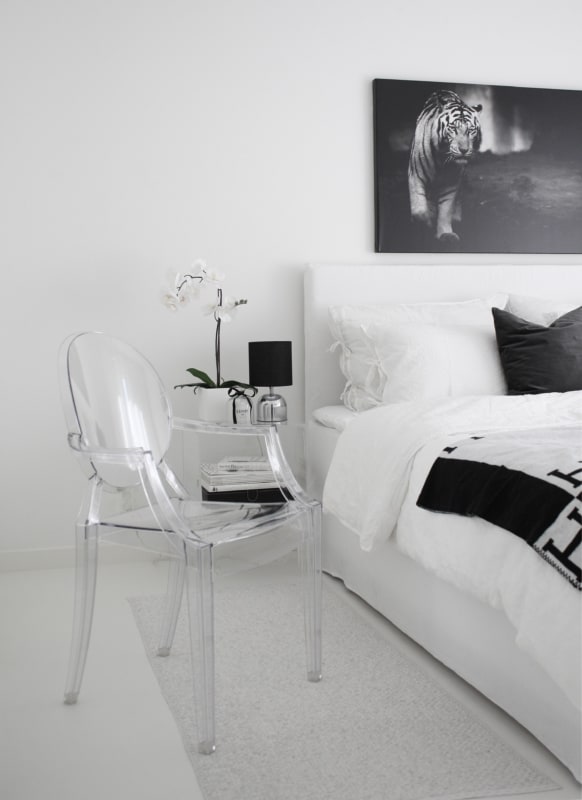 quarto decorado em branco e preto com cadeira Ghost