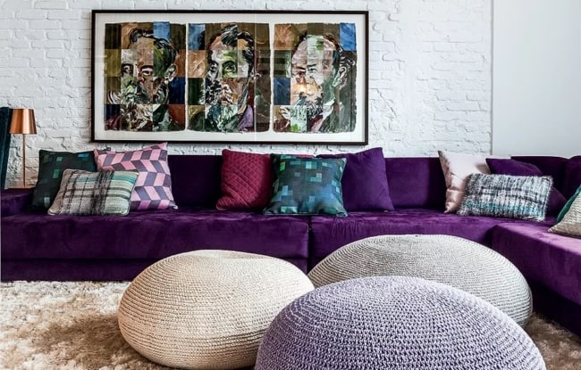 sala moderna com sofa cor violeta