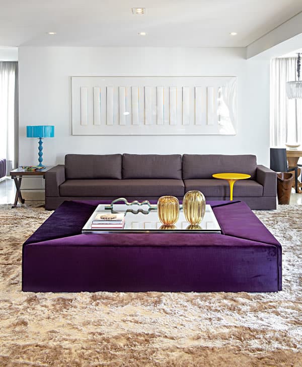 sala moderna com cor violeta