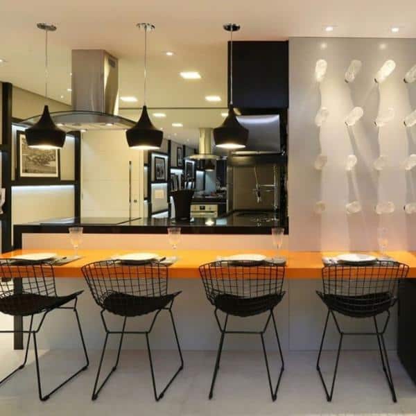 cozinha moderna com bancada e cadeiras pretas Bertoia