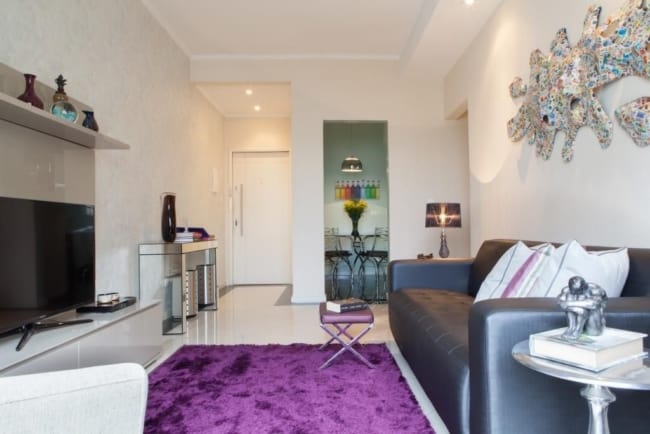 sala pequena com tapete cor violeta