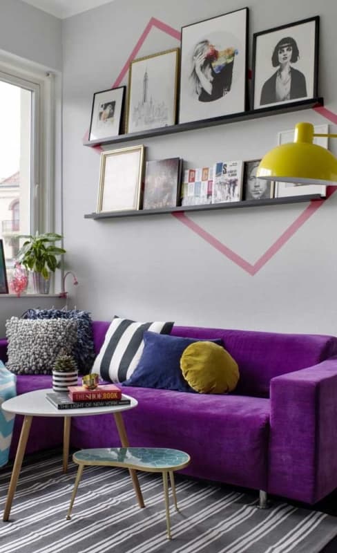 sala pequena com sofa violeta