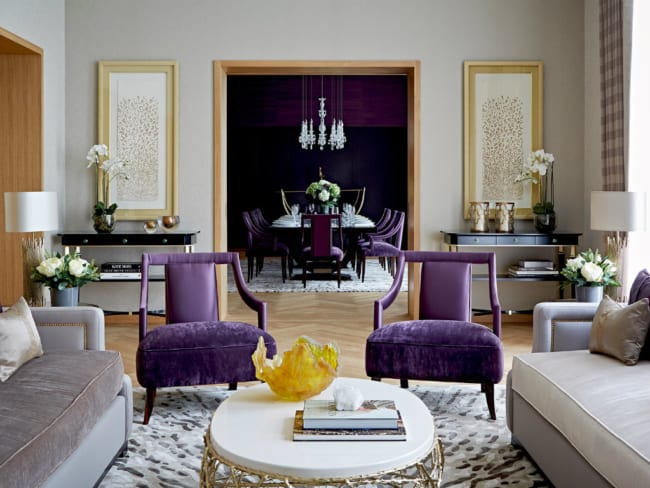 sala com poltronas violetas