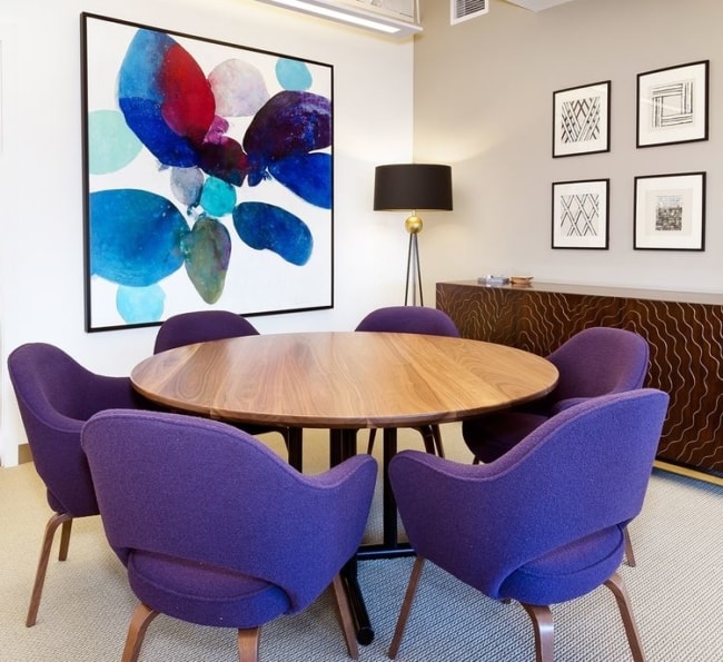 sala de jantar com cadeiras em cor violeta