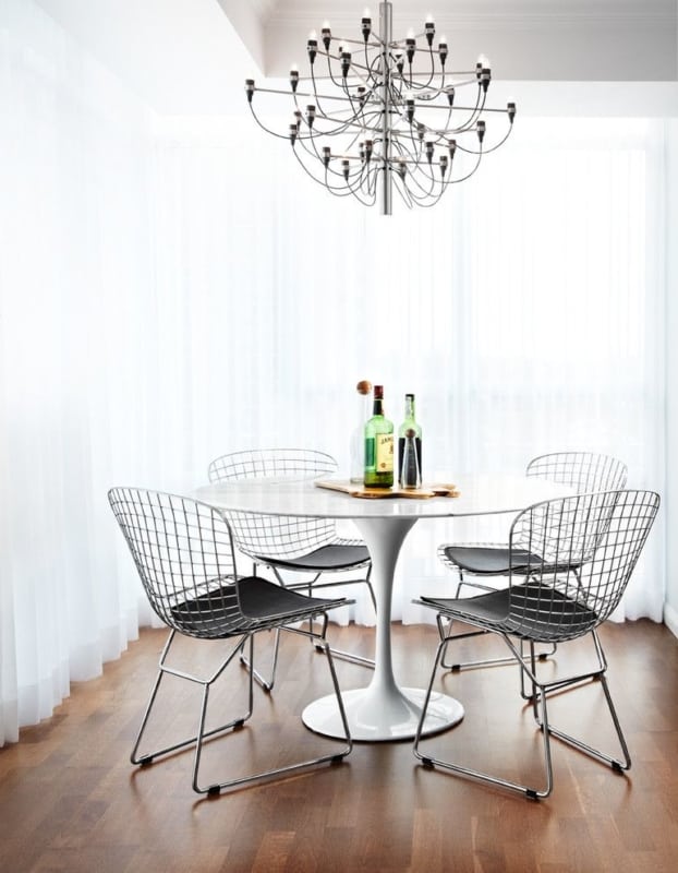 sala de jantar com mesa tulipa e cadeiras Bertoia