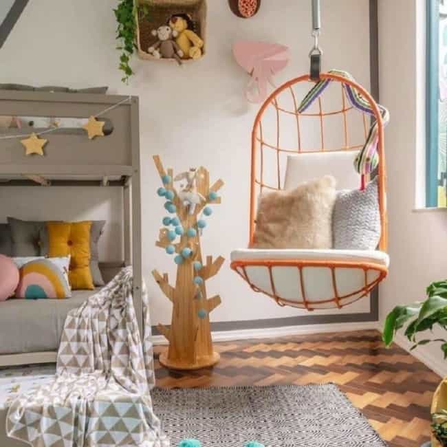 quarto infantil com cadeira suspensa e colorida