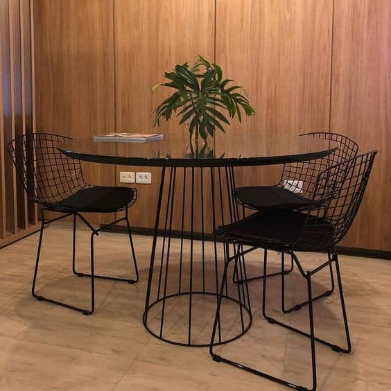 sala de jantar com mesa redonda e cadeiras pretas