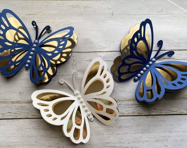 borboleta 3D de papel com fundo dourado