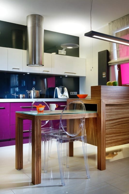 cozinha moderna e colorida com cadeira Ghost