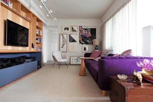 sala com sofa violeta