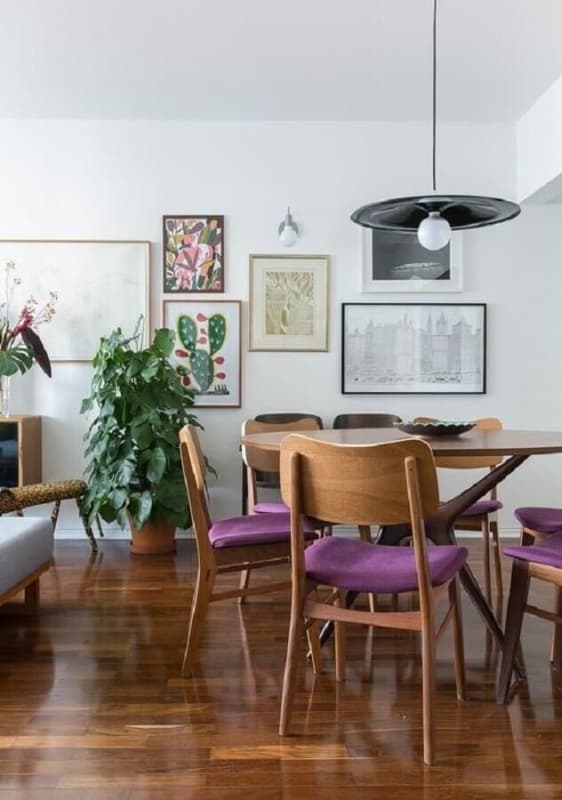sala de jantar com cadeiras de madeira e assento violeta