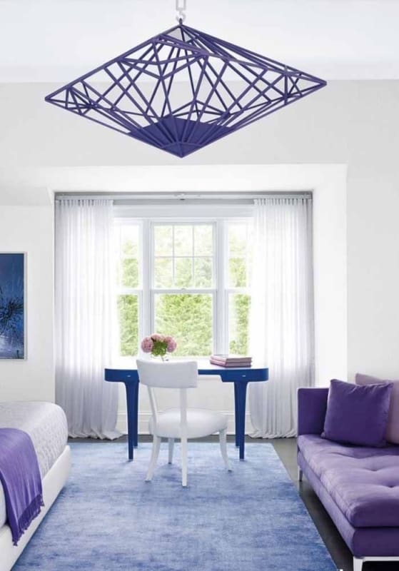sala decorada em violeta e azul