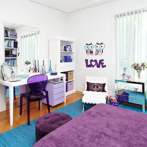 quarto decorado em violeta e azul