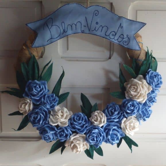 guirlanda azul e branca com flores de EVA