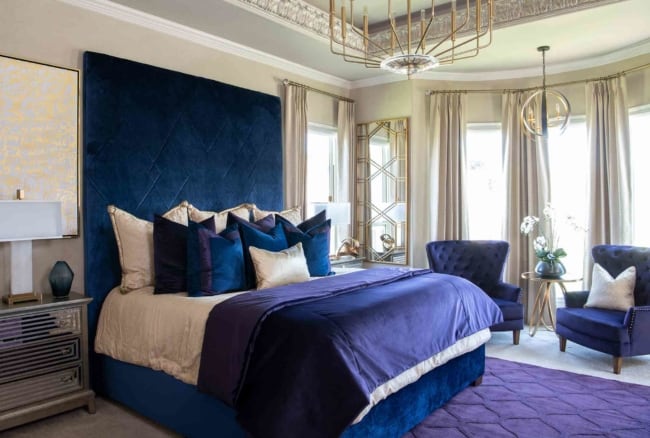 quarto de luxo decorado em violeta e azul marinho