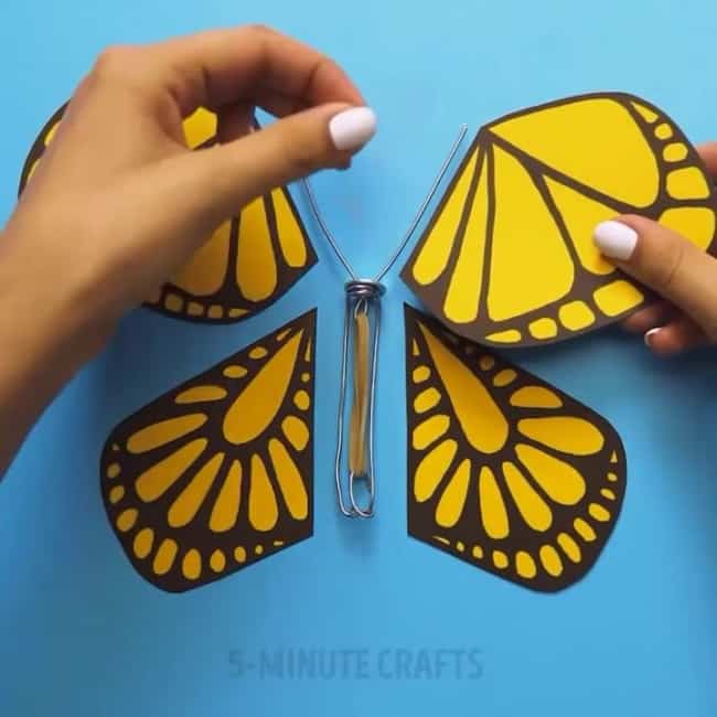 borboleta grande de papel que voa