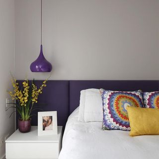 quarto com pendente cor violeta