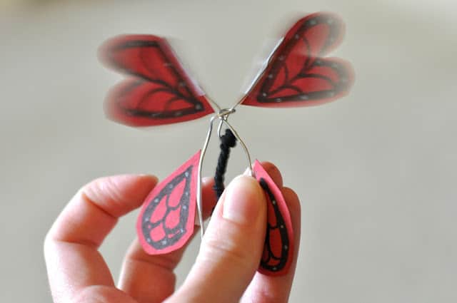 modelo de borboleta de papel que voa