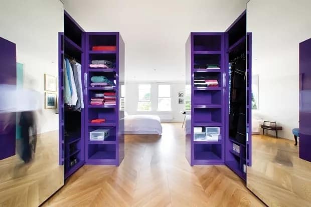 quarto com moveis planejados na cor violeta