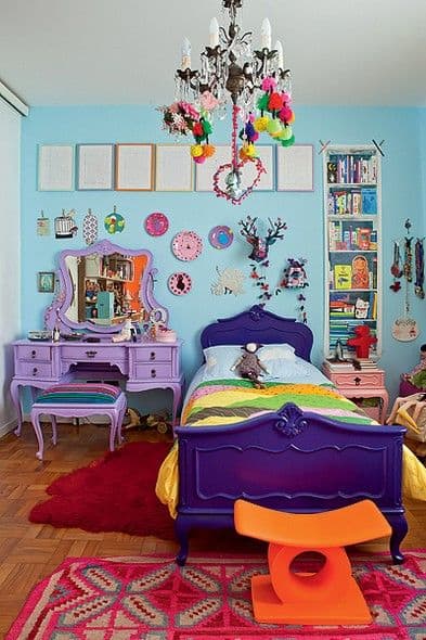 quarto colorido com cama violeta