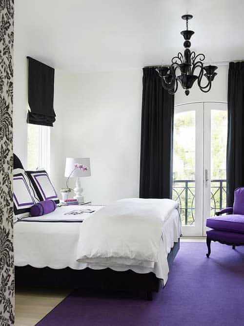 quarto decorado com tapete violeta