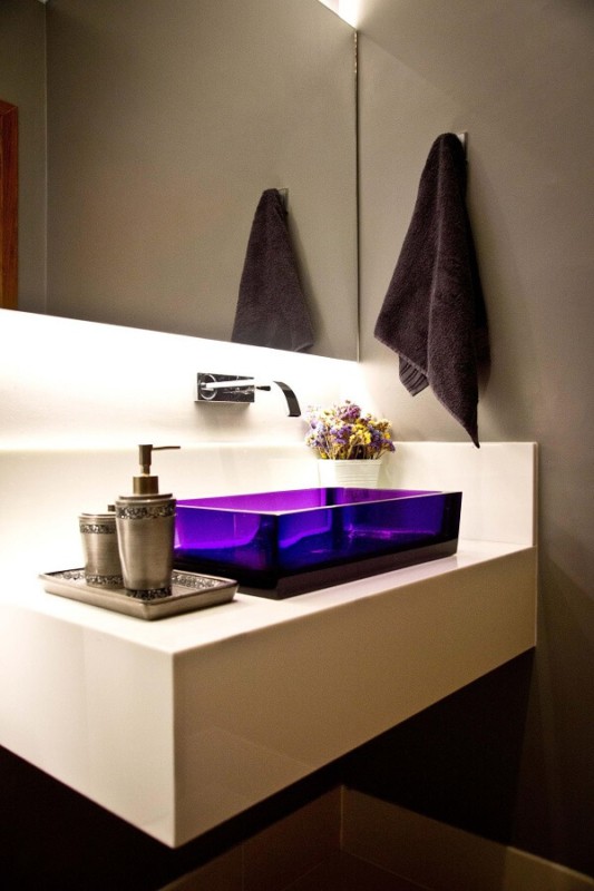 banheiro moderno com cuba cor violeta