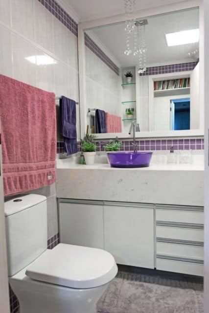 banheiro em branco e violeta