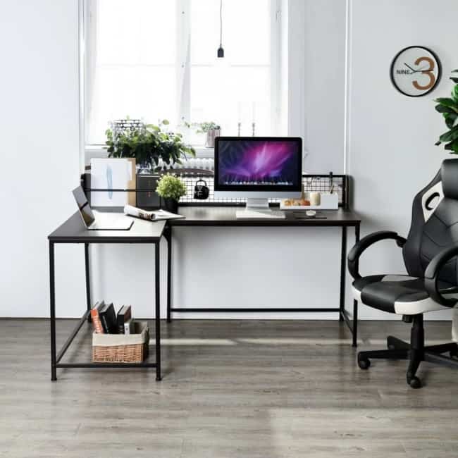 home office com escrivaninha em L industrial