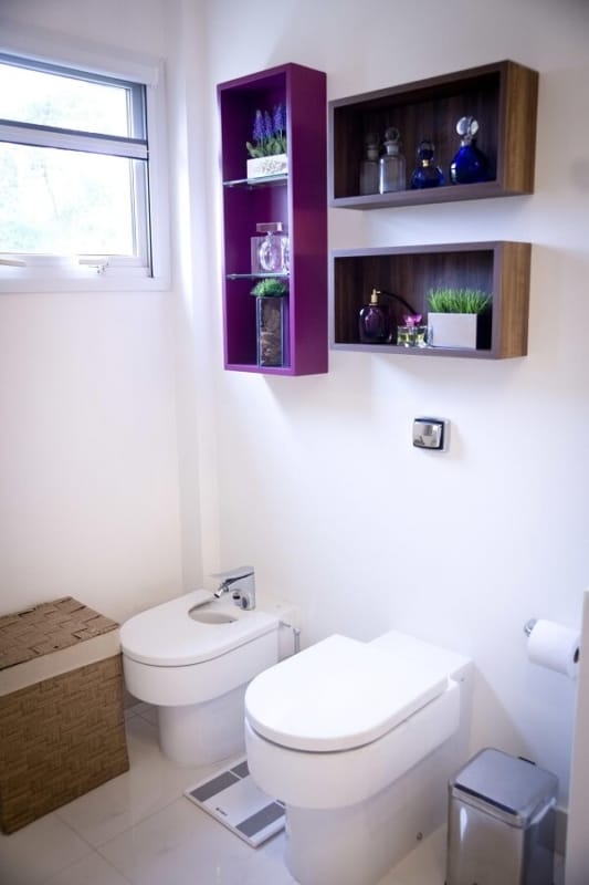 banheiro com decoracao cor violeta