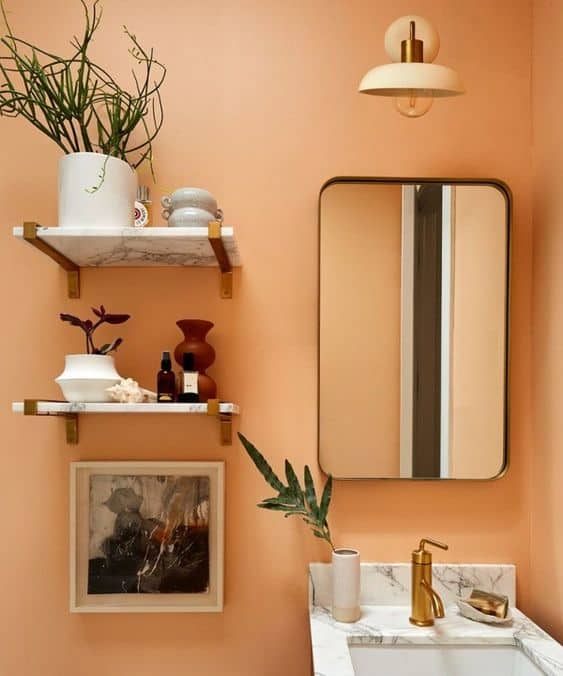 banheiro com parede cor pessego