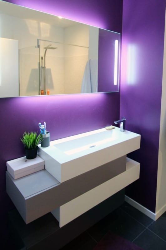 banheiro moderno com parede cor violeta